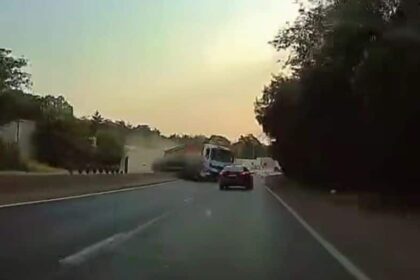 accident mortal pe centura bucurestiului momentul in care un tir rupe parapetul si striveste o masina pe contrasens video 686d352490d12