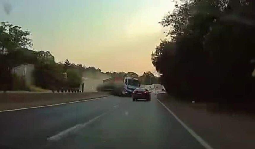 accident mortal pe centura bucurestiului momentul in care un tir rupe parapetul si striveste o masina pe contrasens video 686d352490d12