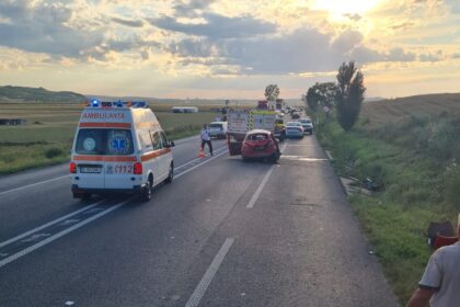 accident rutier pe dn 28 doua persoane ranite in urma rasturnarii unui autoturism 687fc7740fcc4