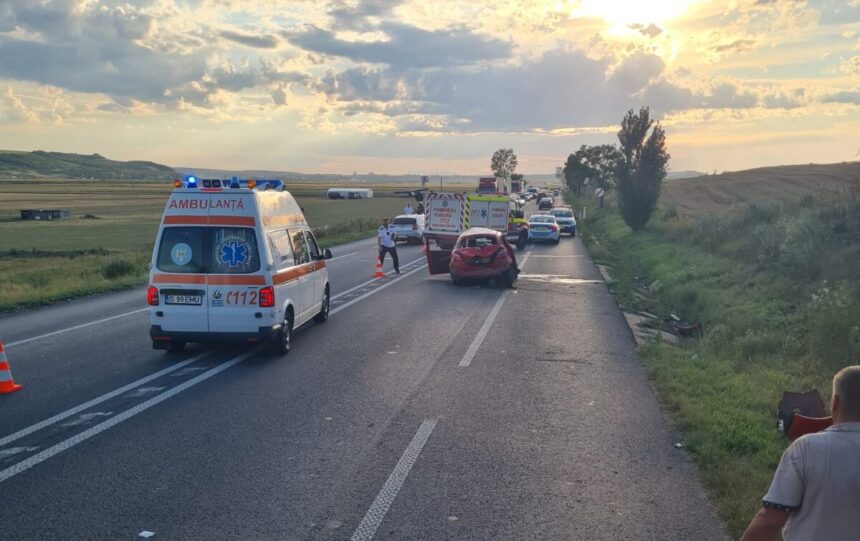 accident rutier pe dn 28 doua persoane ranite in urma rasturnarii unui autoturism 687fc7740fcc4