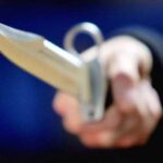 adolescent arestat preventiv dupa ce si a taiat la gat fosta iubita amenintand o cu moartea pentru a i da lunar 3 000 de euro 68791b8eda2dd