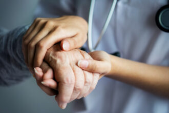 adolescent iesean lasat singur impotriva destinului si a ingropat mama bolnava de cancer iar acum tatal este in faza terminala 686b9161f2a71