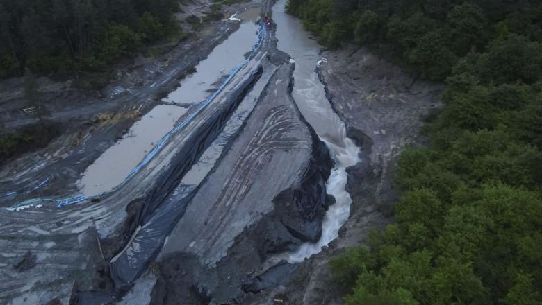 barajul de deviere a paraului corund a fost depasit iar apa s a scurs peste tevi la praid 688a7e14f0f5d