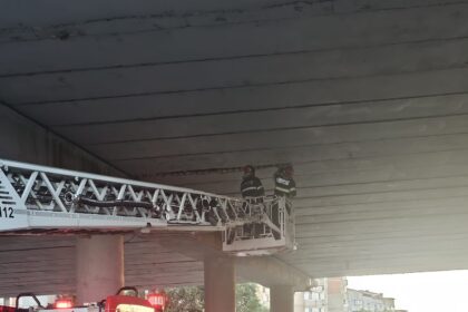 bucati din pasajul nicolina s au prabusit pe carosabil 687de886a18f9