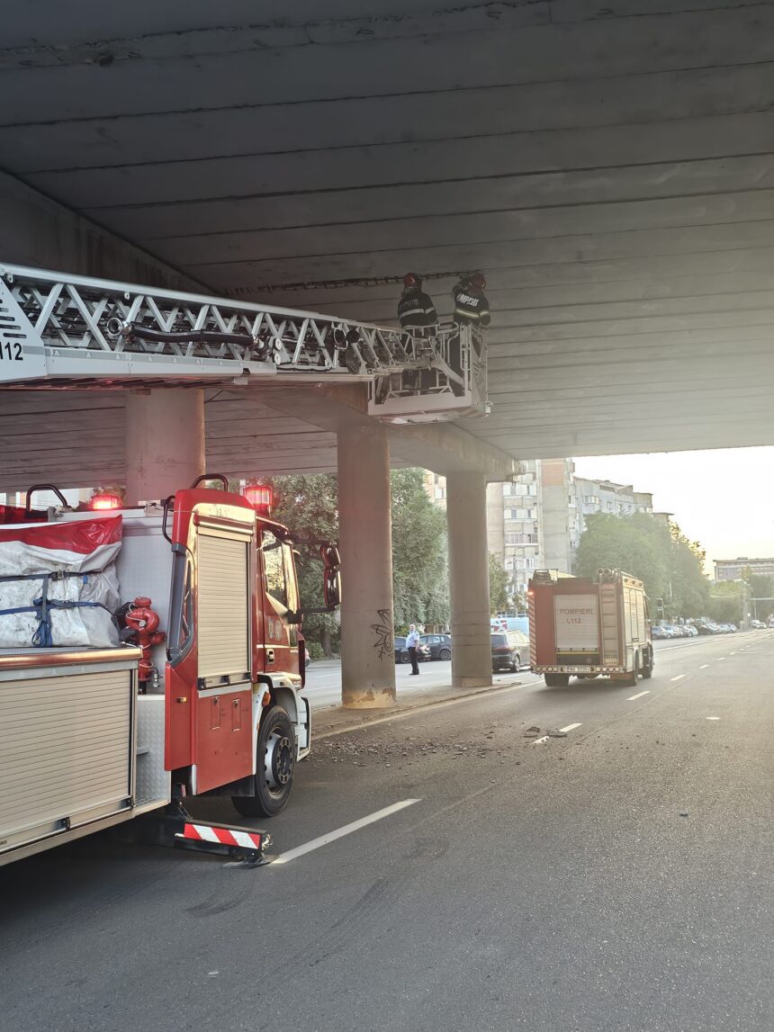 bucati din pasajul nicolina s au prabusit pe carosabil 687de886a18f9