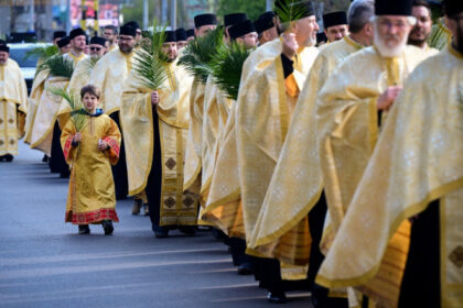 cat de des merg romanii la biserica 85 dintre cetateni se considera persoane religioase 6878b2295af7e