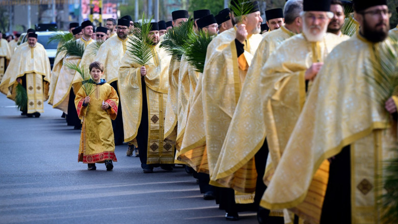 cat de des merg romanii la biserica 85 dintre cetateni se considera persoane religioase 6878b2295af7e