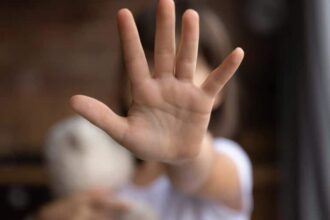 caz socant o mama din salaj si ar fi agresat sexual cele doua fiice minore femeia a fost arestata 688b85787cf3f