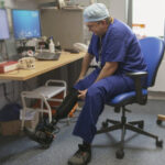 cazul ciudat al chirurgului britanic acuzat ca si a amputat picioarele pentru bani indemnurile pe care le ar fi dat altora pe internet 6881148c9ec59