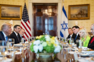 ce cadou i a oferit netanyahu lui trump in timpul vizitei sale in sua reactia presedintelui american e un lucru semnificativ 686cb7a84b5f1