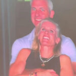 ceo ul companiei astronomer a fost suspendat dupa ce clipul in care isi imbratisa o colega la un concert coldplay a devenit viral 687b3875849ec