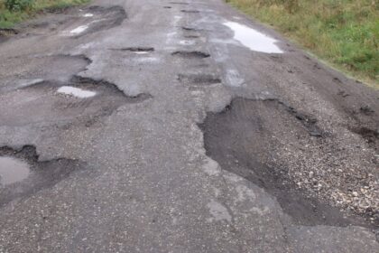 cine plateste masina avariata din cauza unui drum avariat studiu de caz pe o intamplare adevarata pe dj 248b vanatori letcani 686b2d3a87738