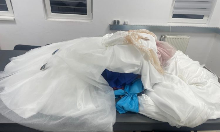 contrabanda cu stil rochii de lux si bunuri accizabile descoperite la frontiera 686f87965e269