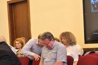 culmea culmilor director platit cu zeci de mii de lei lunar surprins in timp ce se amuza pe telefon la sedinta de cl 68833c1dc2fac