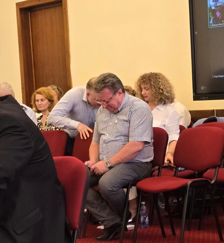 culmea culmilor director platit cu zeci de mii de lei lunar surprins in timp ce se amuza pe telefon la sedinta de cl 68833c1dc2fac