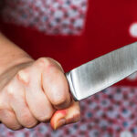 de la ce au pornit scenele socante din apartamentul din minerva un iesean a fost injunghiat de cinci ori de sotie apoi femeia s a baricadat in masina 687ee085e2688