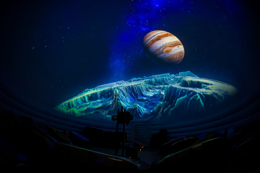 distractie pentru intreaga familie la palas planetariu cu proiectii 360 de grade teatru de papusi si concerte in aer liber 6867d3adabc4b