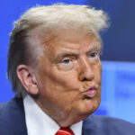 donald trump a distribuit un clip fals in care barack obama este arestat si dus la inchisoare 687f875c1ecac