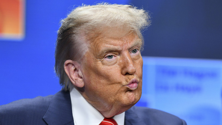 donald trump a distribuit un clip fals in care barack obama este arestat si dus la inchisoare 687f875c1ecac