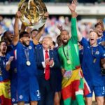 donald trump prezent la cupa mondiala a cluburilor a fost aplaudat si huiduit el a inmanat medaliile si a urcat pe podium cu castigatorii 6874b0eee10c5