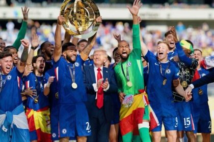 donald trump prezent la cupa mondiala a cluburilor a fost aplaudat si huiduit el a inmanat medaliile si a urcat pe podium cu castigatorii 6874b0eee10c5