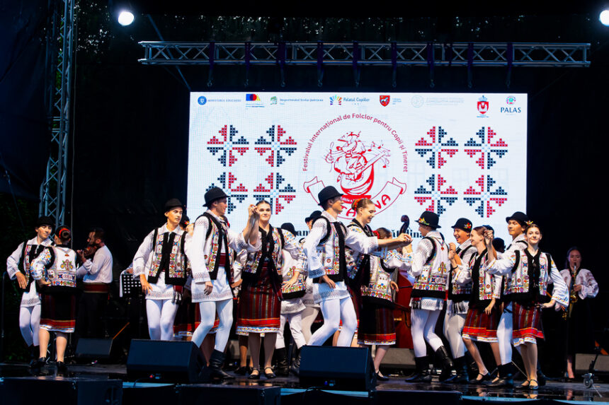 festivalul international de folclor catalina si art east fashion weekend revin in gradina palas descopera cultura populara dar si creatiile tinerei generatii de designeri vestiment 686e838c82bf8