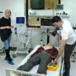 fii salvator cum folosim defibrilatorul 686f94958eace