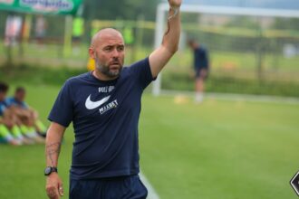 fotbal tony dezlantuit dupa doua victorii nervozitate din cauza insolventei critici la adresa muncii de la academie cereri de jucatori 6879fcdb462e7