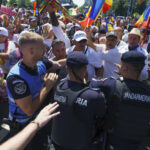 foto imbranceli cu jandarmii la protestul sustinatorilor lui calin georgescu un barbat a fost prins cu un cutit 687ce86014240