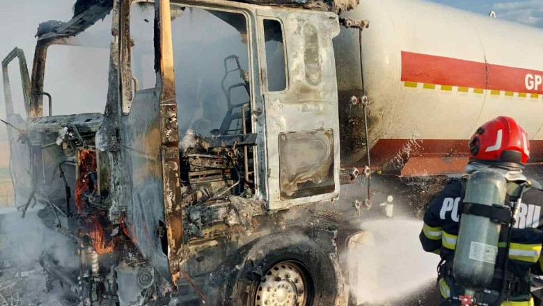 foto incendiu la o autocisterna incarcata cu gpl pe autostrada a7 traficul a fost blocat 6883b90c30709