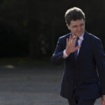 foto nicusor dan a fost surprins intr o cursa aeriana low cost presedintele ar fi calatorit alaturi de fetita sa si un ofiter al spp 6875fd05e03b6