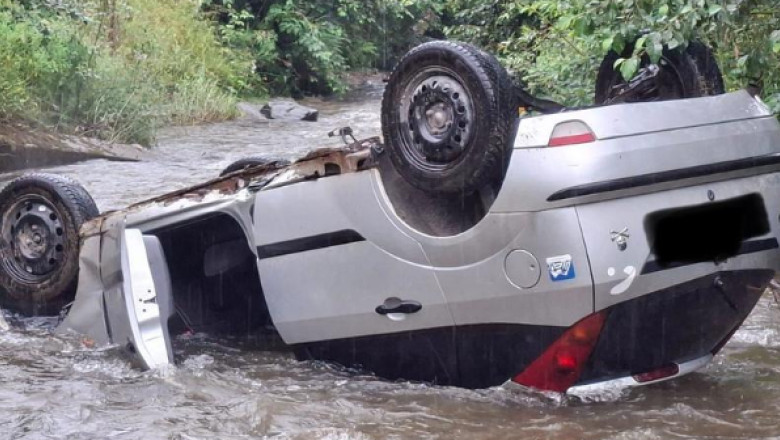 foto o masina in care se aflau un adult si patru copii s a rasturnat in albia jiului trei fete si un baiat transportati la spital 6888f12bd0e26