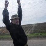 foto tehnologiile vechi si noi concureaza pe front cum pescuieste ucraina dronele rusesti cu plase 686c9974a0790