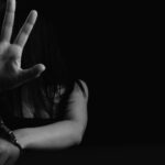 fratele racoleaza verisorul ia banii iar tatal sta de paza traficantii isi racoleaza victimele printre rude prieteni si vecini 688bc8b715813