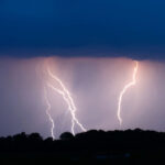 furtuni puternice in bihor si maramures zeci de mii de gospodarii fara energie electrica acoperisul unui bloc din ulmeni smuls 6885a98030e01