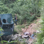 galerie foto accident grav in gorj doua persoane au murit iar patru au fost ranite dupa ce o autoutilitara s a prabusit intr o rapa 687ea5846e81a