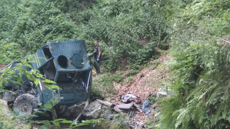 galerie foto accident grav in gorj doua persoane au murit iar patru au fost ranite dupa ce o autoutilitara s a prabusit intr o rapa 687ea5846e81a