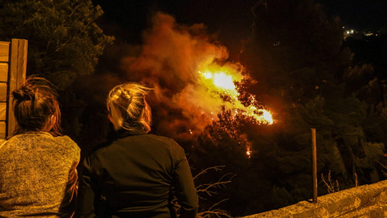 galerie foto incendiul de la periferia orasului marsilia a fost izolat insa pot aparea noi focare avertizeaza prefectul 686eb7ff2a7c9