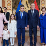 galerie foto nicusor dan cu familia in timpul vizitei oficiale in austria seful statului si partenera sa au participat la un spectacol de opera 6885d7dd2d512