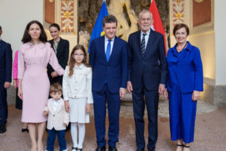 galerie foto nicusor dan cu familia in timpul vizitei oficiale in austria seful statului si partenera sa au participat la un spectacol de opera 6885d7dd2d512