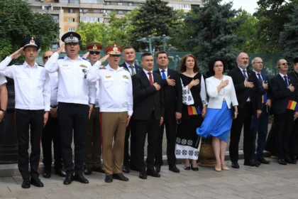 galerie foto zeci de ieseni au infruntat vremea ca sa asculte imnul romaniei cantat de fanfara stiati ca desteapta te romane s a numit intai un rasunet 6888a9724b66f