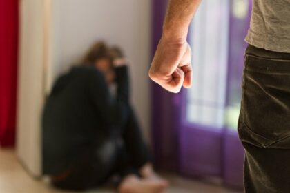 gelozie oarba dupa un mesaj vazut pe telefonul sotiei a vrut s o ucida cu furculita apoi cu cutter ul iar in final i a dat sa bea erbicid 686881a051e0f