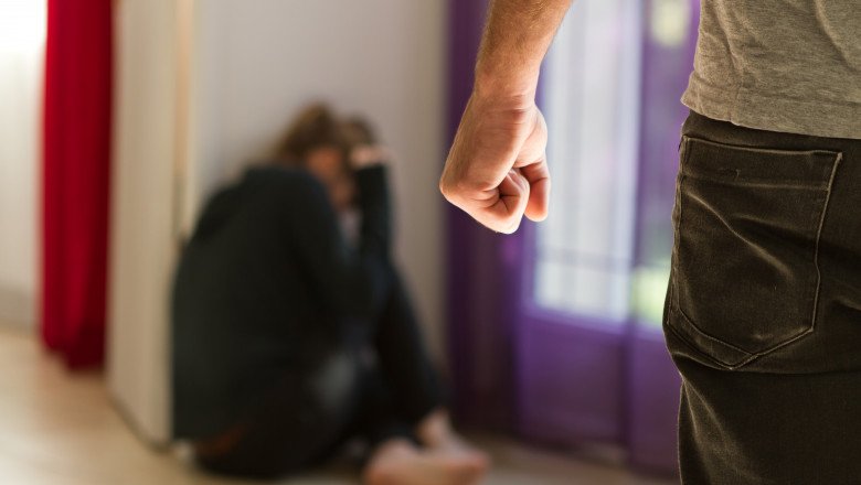 gelozie oarba dupa un mesaj vazut pe telefonul sotiei a vrut s o ucida cu furculita apoi cu cutter ul iar in final i a dat sa bea erbicid 686881a051e0f