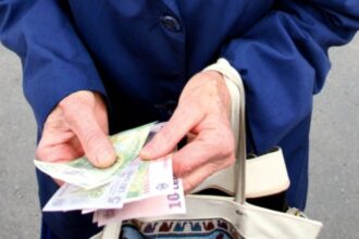 guvernul bolojan a decis cass pe pensiile mai mari de 3 000 de lei de la 1 august cum se calculeaza noua contributie care afecteaza 55 000 de ieseni 6865e4e0d91f6