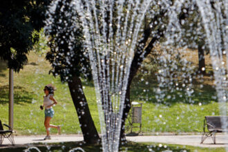 harta cod rosu de canicula in sudul si sud vestul tarii inclusiv in bucuresti temperaturi de pana la 43c si risc de furtuni 68847db3b90f5