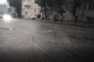 iasul sub ape ploile torentiale au transformat strazile in rauri 687794631701c