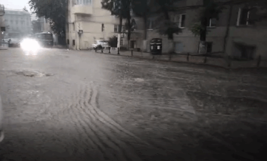 iasul sub ape ploile torentiale au transformat strazile in rauri 687794631701c
