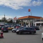 iesenii se pregatesc de scumpirea carburantilor cozi la majoritatea statiilor de alimentare din oras 688b87fcf2081