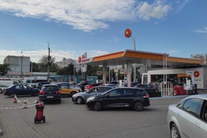 iesenii se pregatesc de scumpirea carburantilor cozi la majoritatea statiilor de alimentare din oras 688b87fcf2081