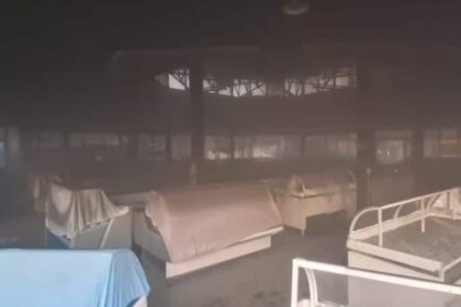 incendiu cu degajari mari de fum in piata alexandru din municipiul iasi pompierii au intervenit cu mai multe autospeciale video 687c32509f2df